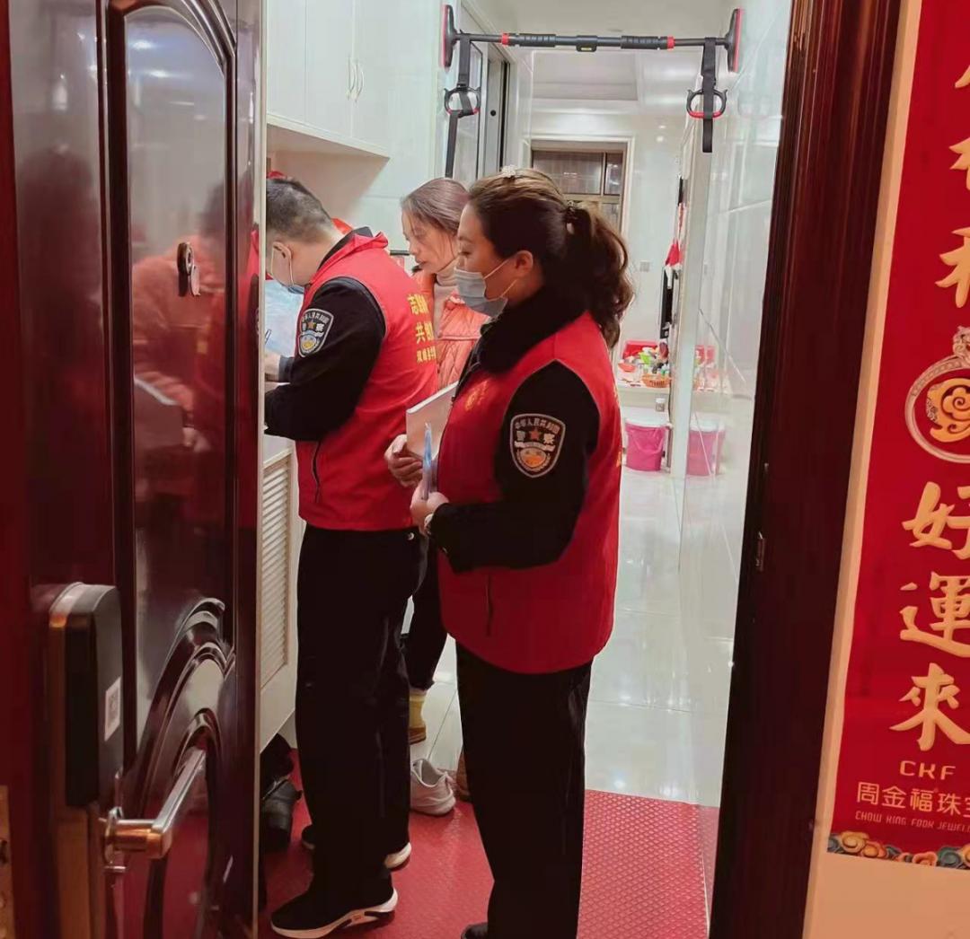 双峰法院开展疫情防控扫楼敲门行动