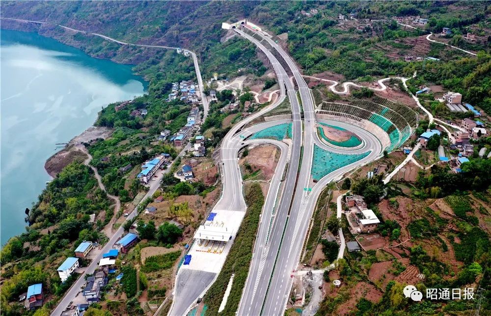 串新高速公路建成通车的黄龙溪大桥新貌.