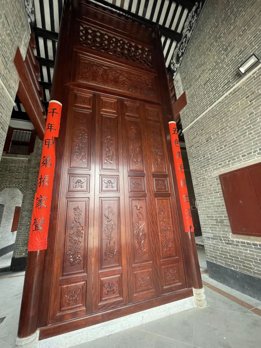 宗祠中门是典型的中式屏风.程晴 摄