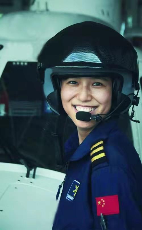 万分惊险但这位最帅女机长说比起救人所有的艰难都不值一提