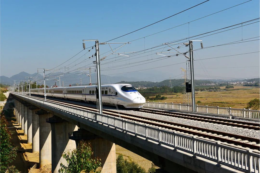 近年来,我市把融入大湾区一小时,广佛肇半小时,市域一小时"三大交通圈