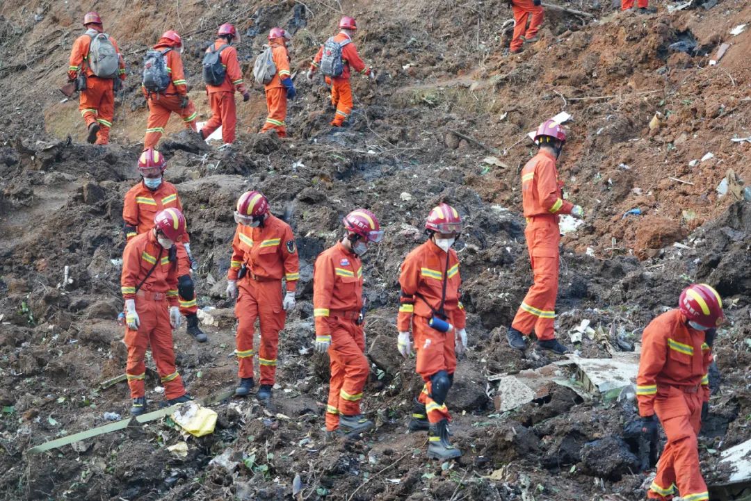 搜救因下雨暂缓东航坠机现场仍有燃油味记者直播时捂住乘务人员证件