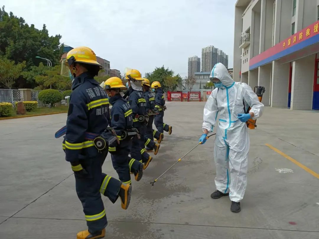 新店消防站對歸隊的消防員及服裝設備進行全方位消殺 圖/樊龍▲杏林