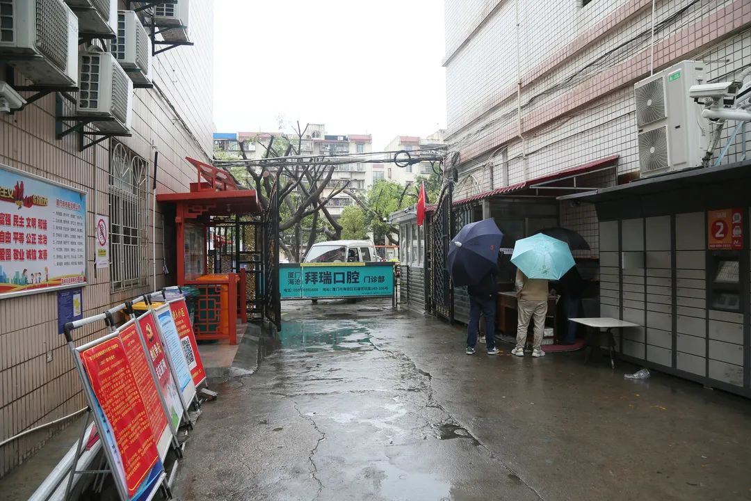 不少外来人员无需"测温亮码"就从出口通道进入小区