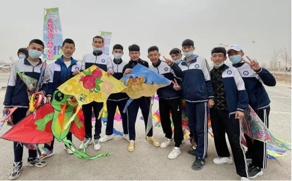 巴楚县第五中学高二2班的学生们在风筝上画了沙漠骆驼,石榴一家亲的