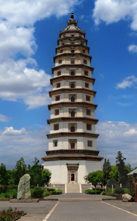 定州开元寺塔始建于宋真宗咸平四年,享有"中华第一塔之美誉",共十一层