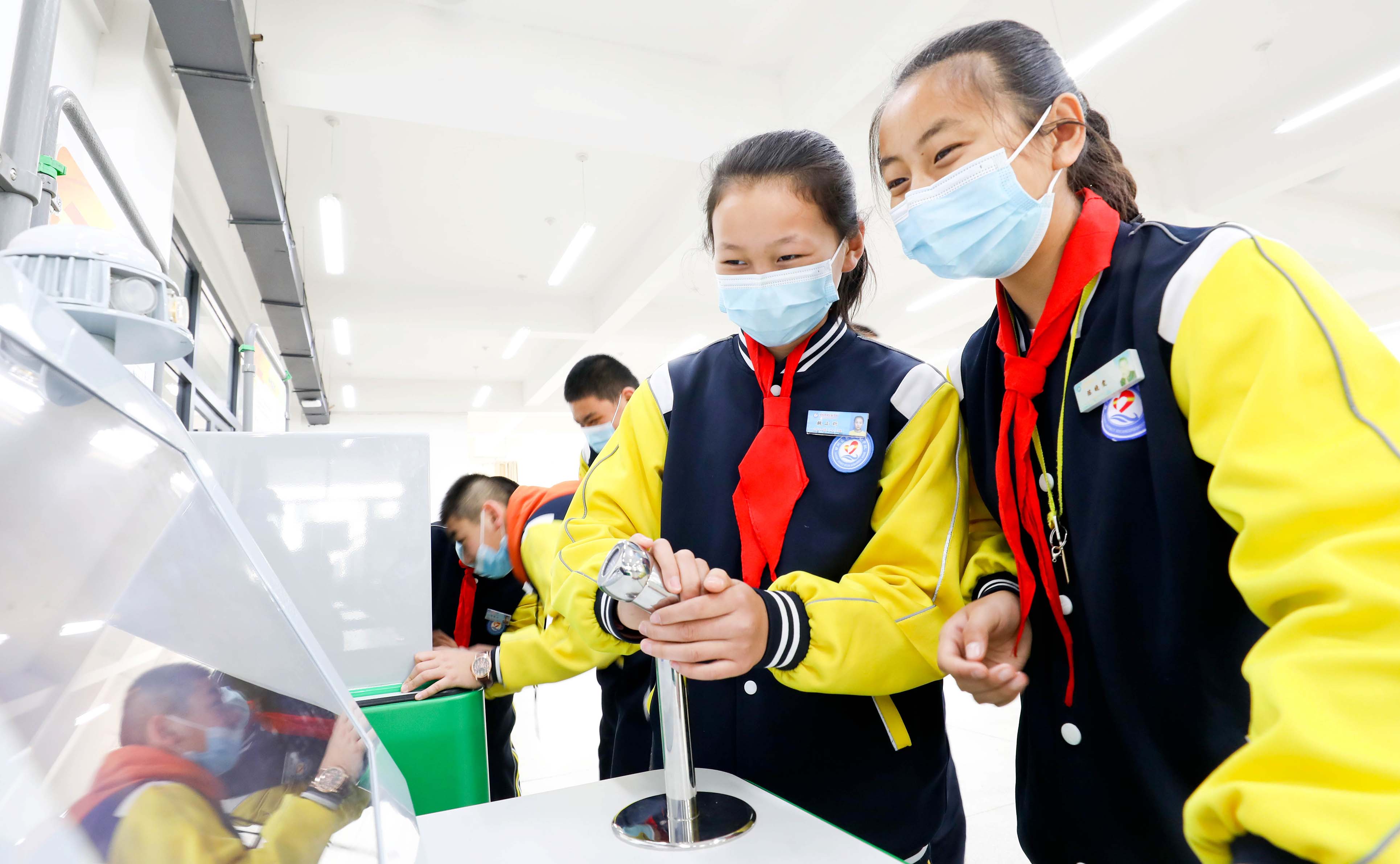 同学们在进行提升机实验同学在观察物体运动的变化同学们在进行磁力实