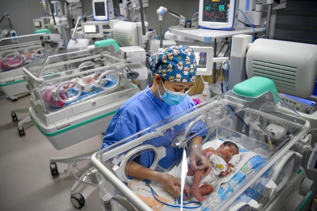 第三胎生下三胞胎百色市人民医院产科精湛技术保障母子平安