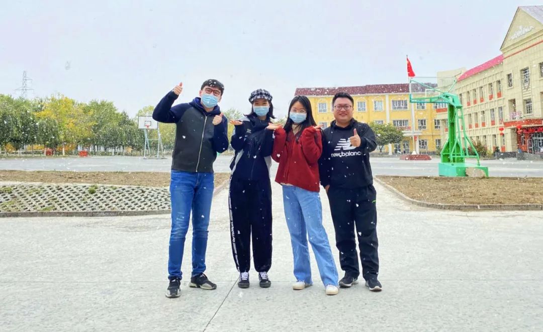 庙尔沟中学,这是一所坐落于天山脚下的乡村学校,也是乌鲁木齐全县唯一