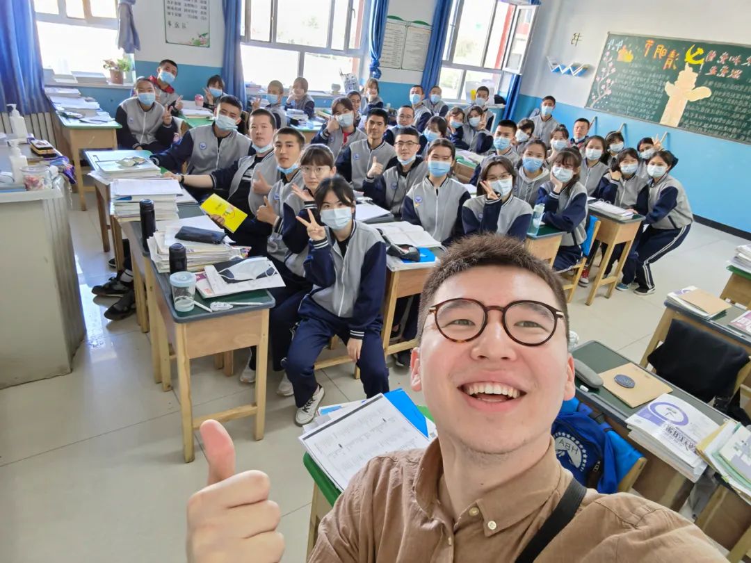 叶山和学生们在一起庙尔沟中学的党支部书记曾对叶山和他的支教队友们