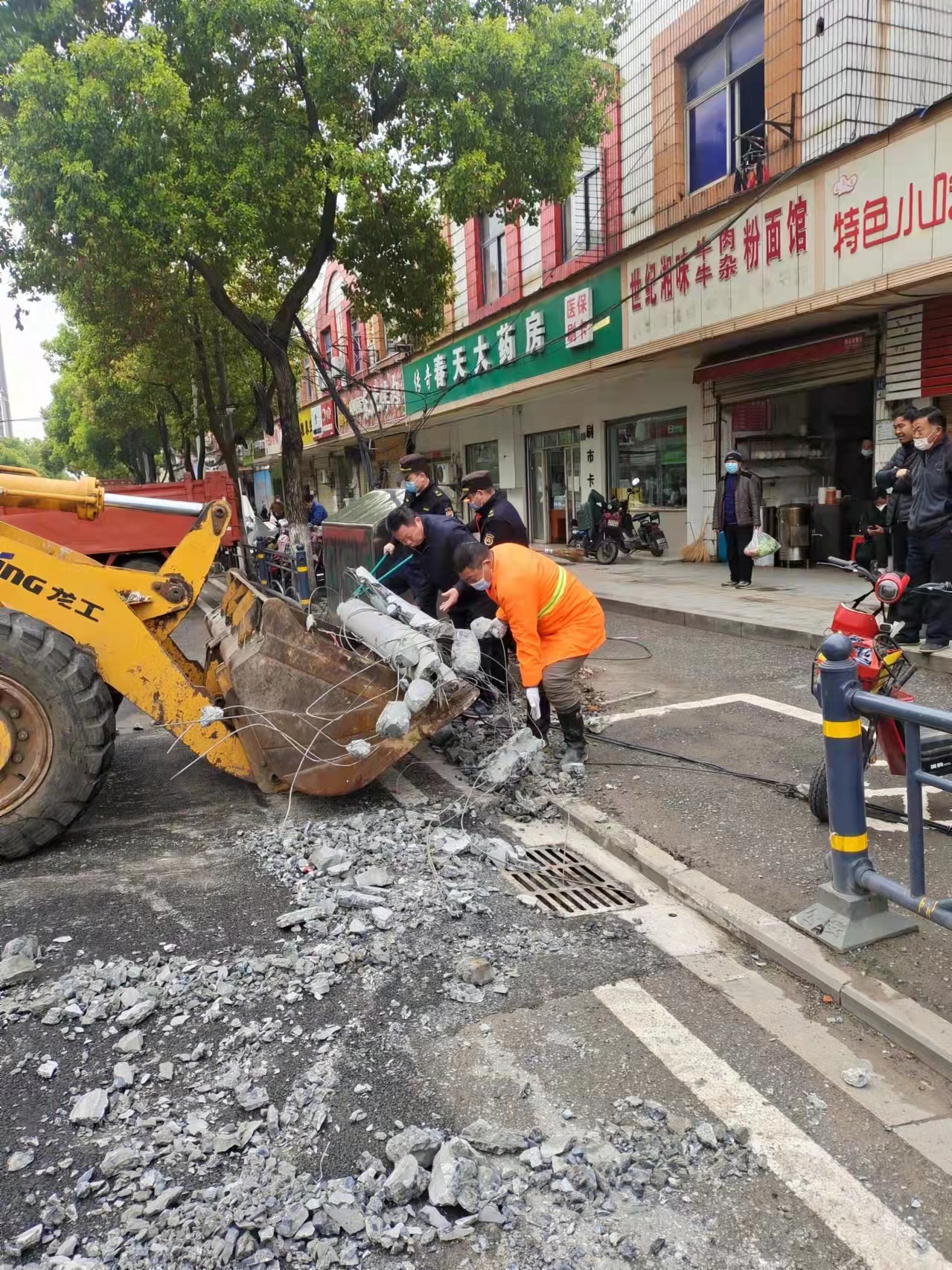 废旧电线杆倒塌路面 城管快速处置保通畅_澎湃号·媒体_澎湃新闻-The Paper