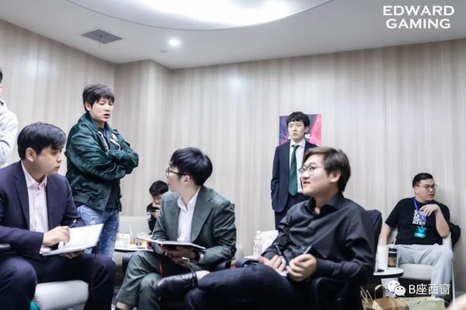 "选手大部分时间都在俱乐部,训练时你要像个老师,平日里你要像个家长.