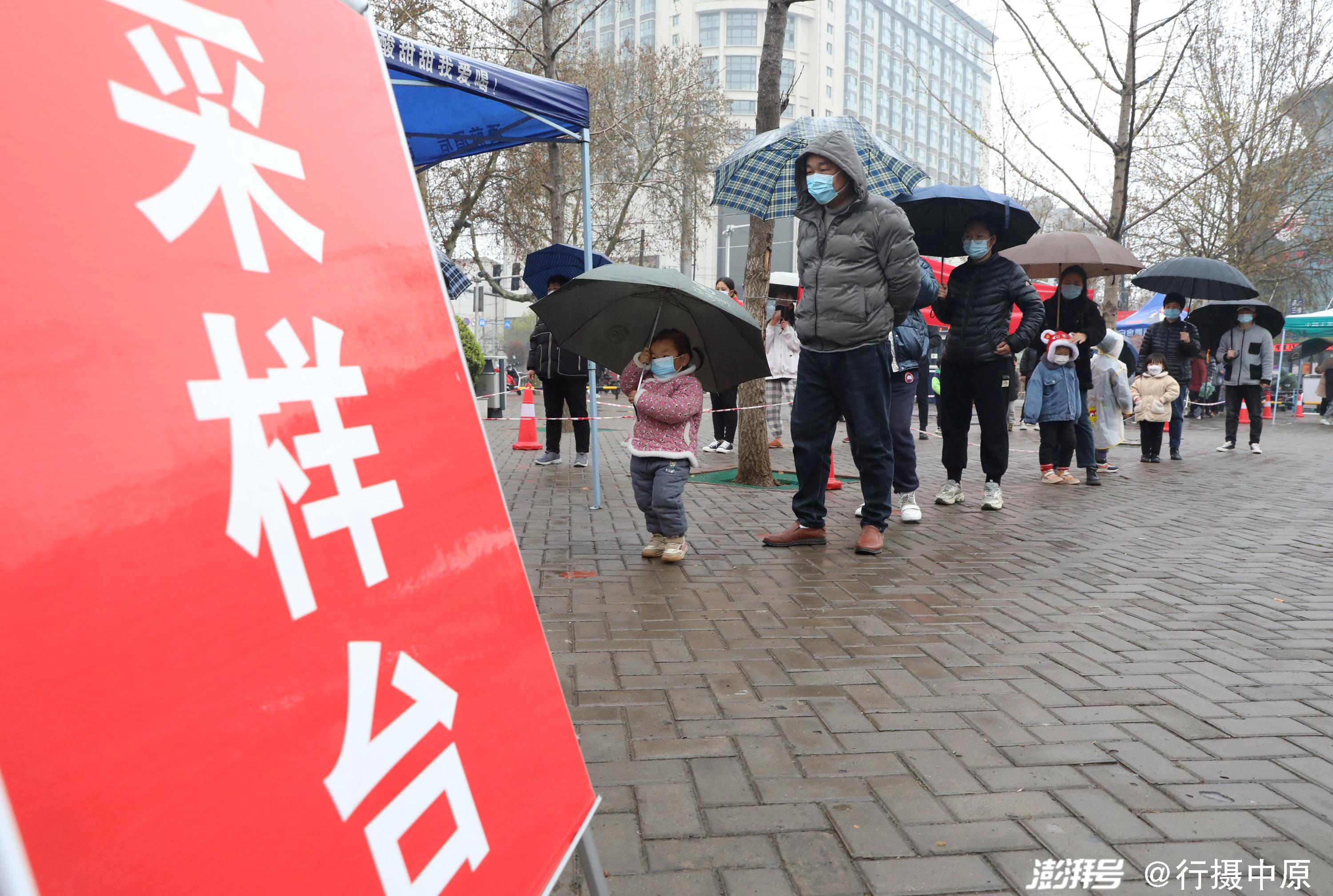 3月25日,居民在河南省焦作市温县一处核酸检测点排队准备接受核酸采样