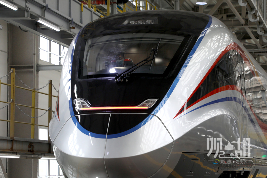 车组头灯采用苗族头饰造型元素