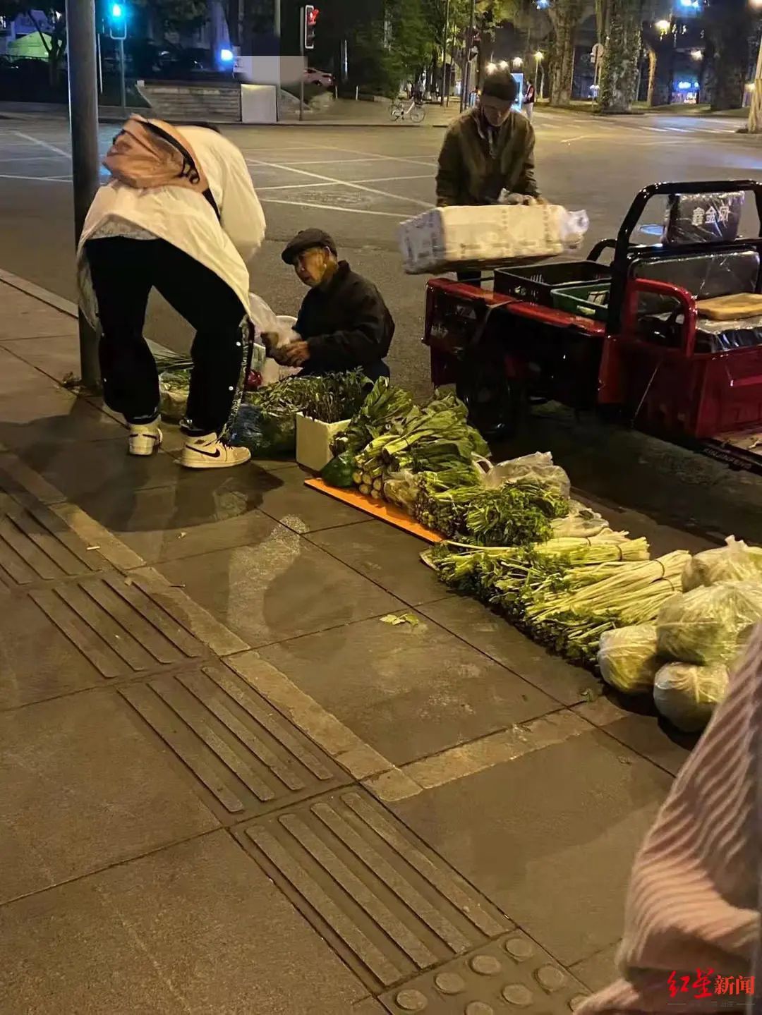 老人深夜街头卖菜引全网心疼网友火速建群