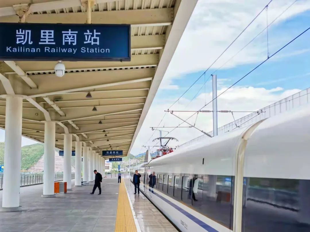 确认身份后,列车长与凯里南站取得联系,协助曹女士换乘g1371次列车