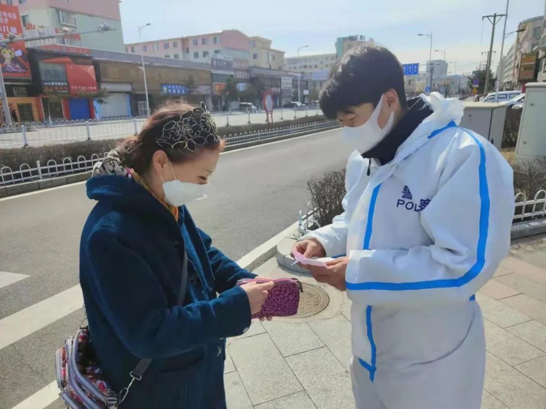 疫情当前警察不退疫情无情人有情好人好事暖人心