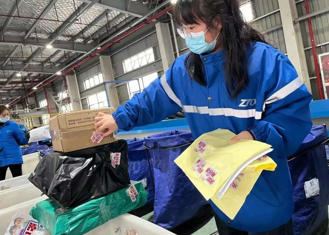 将印有"银龄戴口罩"的卡通贴纸贴到每一份快递包裹上,充分利用"快递传