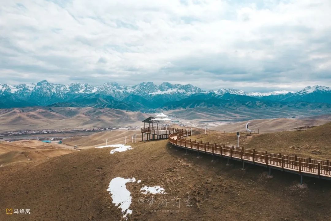 乌鞘岭国际滑雪场是西北唯一藏族风情滑雪场,这里独有的地理环境和