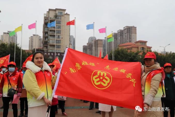 连日来,"南康姐姐"巾帼志愿者红马甲穿梭于东山街道的大街小巷,哪里有