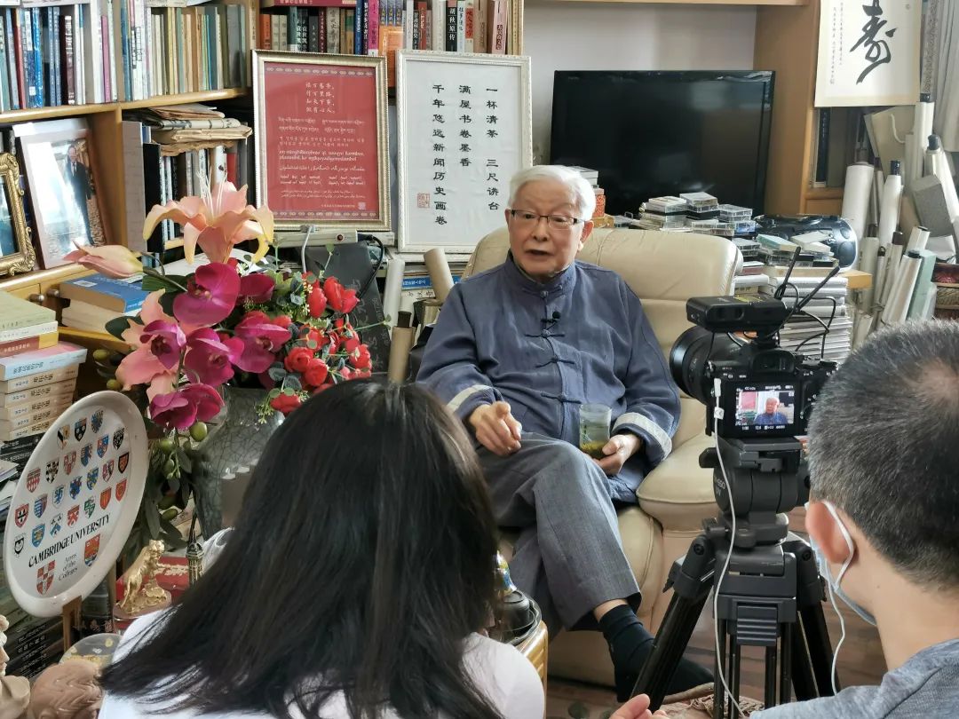 1917年,徐宝璜教授在北京大学开设《新闻学》选修课,是中国新闻学教育