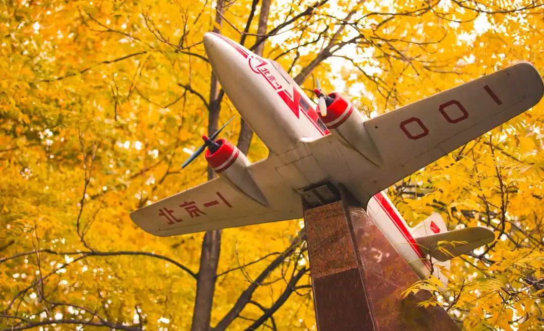 以"北京一号"为原型制成的纪念碑也许以今天的眼光看来这架"手工"打造