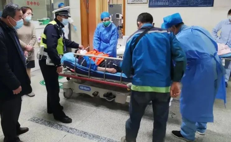 【我为群众办实事】争分夺秒!宝山交警护送受伤群众紧急就医
