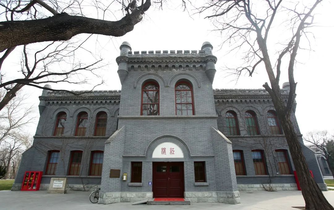 1917年学校大学部迁至北京城内与汇文大学合并为燕京大学,中学部仍留