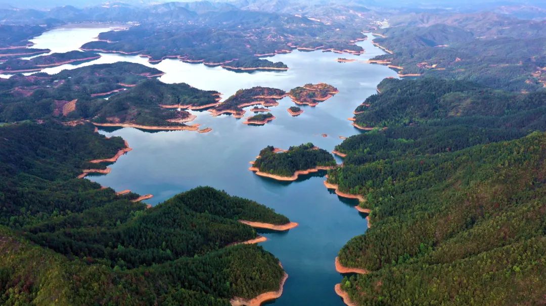 兴国县长冈水库山清水秀,风景如画.