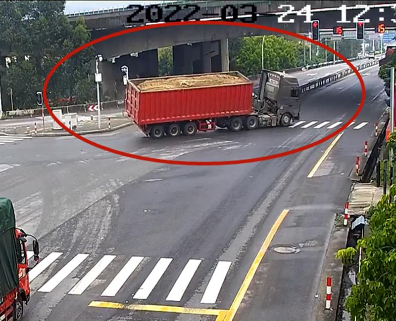 惊险满满一车沙子侧翻时就像地震货车转弯除了盲区还有