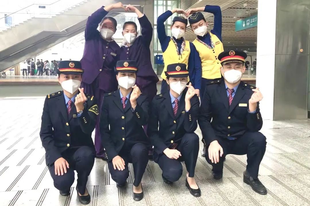 她们独立坚强,砥砺奋进她们用辛勤的汗水书写担当她们是广州客运段的