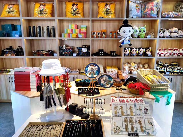 琳琅满目的文创产品让整个销售展厅充满浓郁的地方文化特色