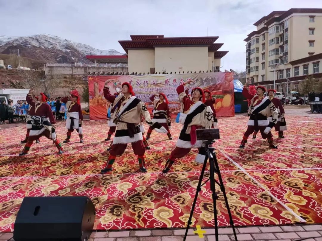 芒康县3月22日,芒康县洛尼乡党委,政府在乡文化广场组织开展了"喜迎二