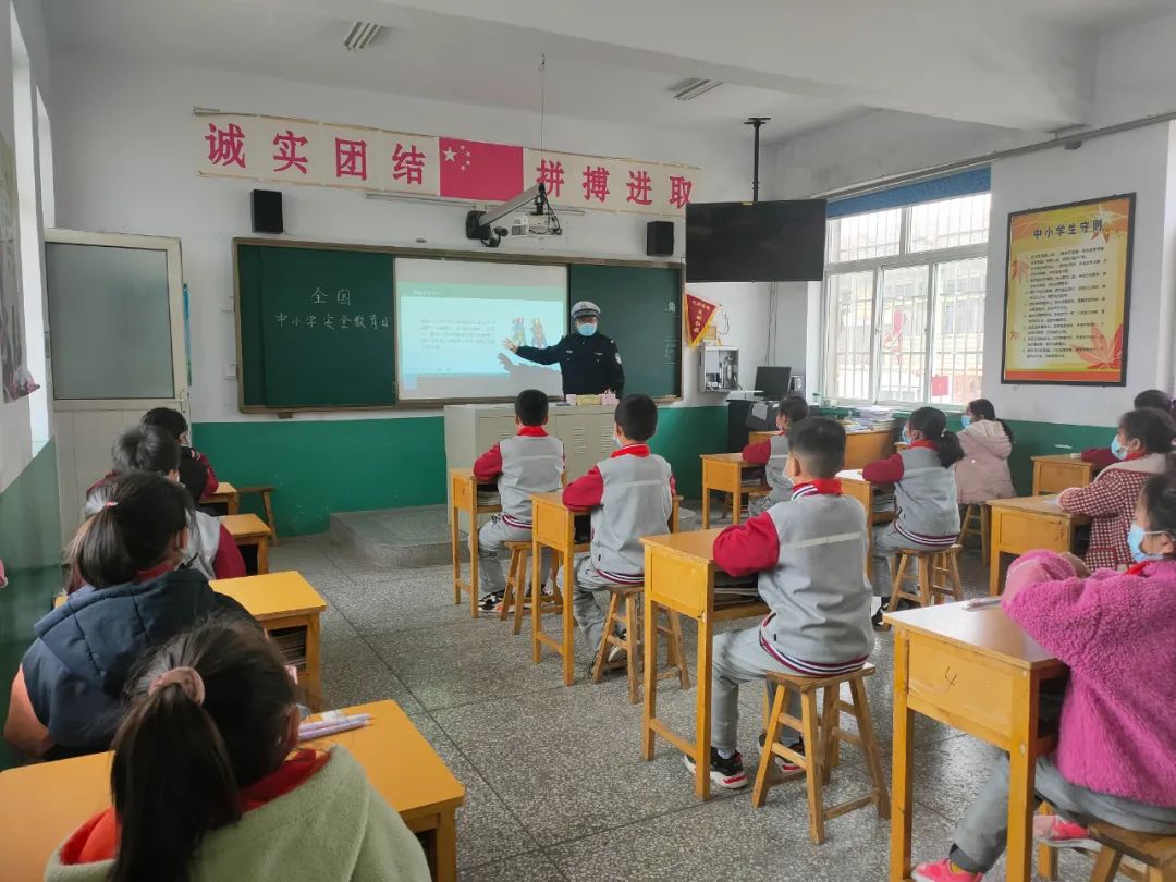 走进农村小学苇匠小学,钟家庄小学为同学们开展了一场生动形象的安全