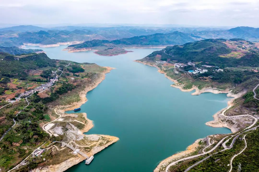 2022年3月25日拍摄的位于贵州省黔西市洪家渡水电站库区水域贵州省