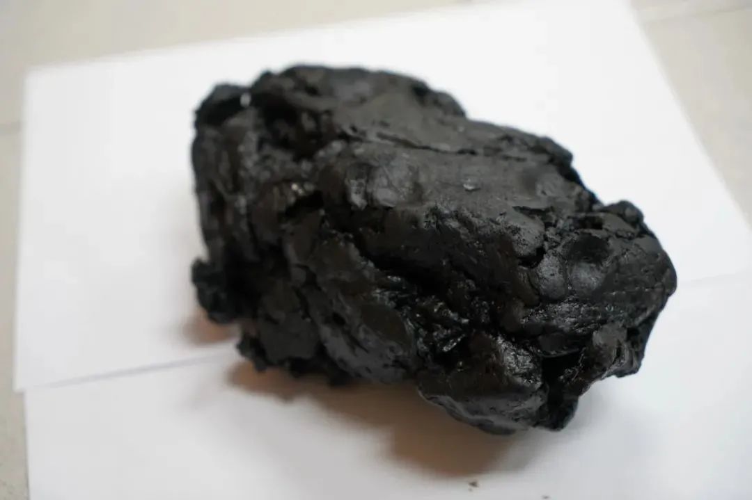 像一块煤炭的↓还可能粘乎乎的像沥青一样↓其实它不一定是黑色的