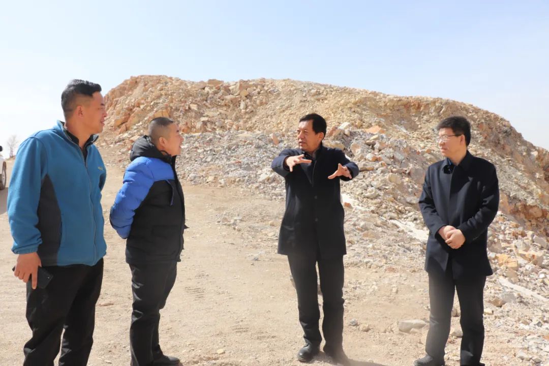 张建宾先后来到红格尔图镇五道湾铜锡铁矿,六道湾