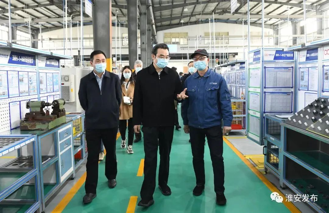 史志军先后来到欣明集团淮鑫棉纺,江苏双环齿轮,走进企业生产车间,实