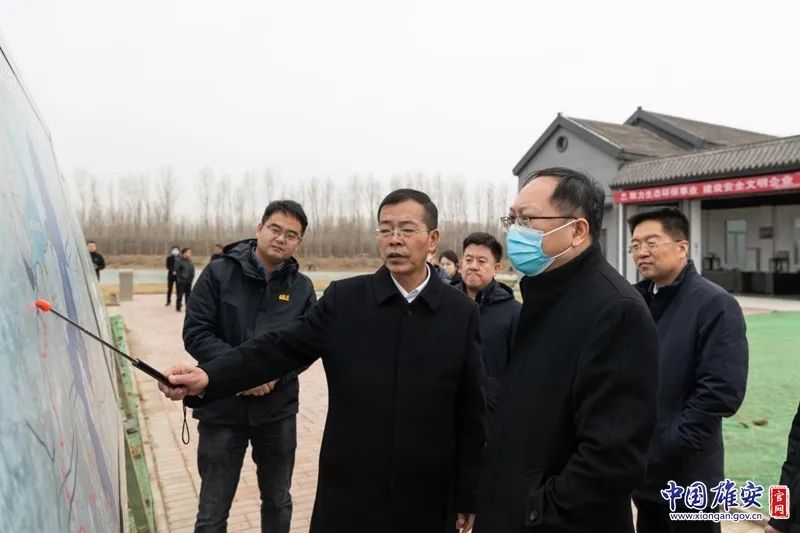 中国雄安官网高盟 摄巡河现场,吴海军检查了府河湿地以及府河生态补水