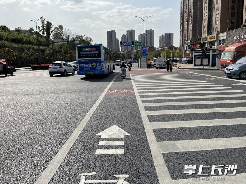 电动车车主沿着非机动车道行驶.