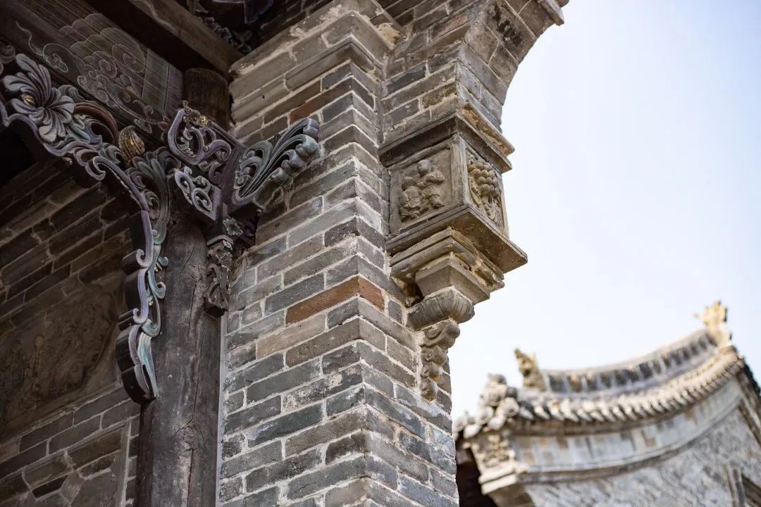 西海岸文旅發佈北方院子的建築色彩濃厚,著色大膽,雕樑畫棟間,盡顯