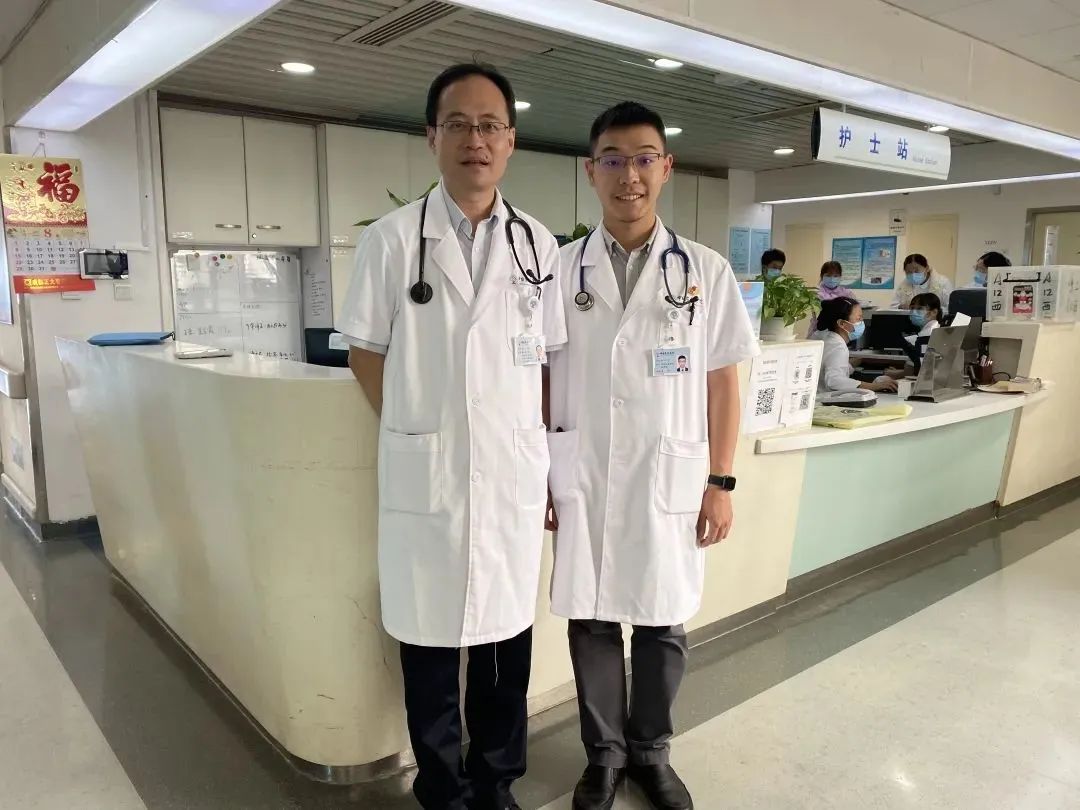 与临床导师曹彬教授(拍摄于中日友好医院,2021年8月)疫情期间,徐九洋