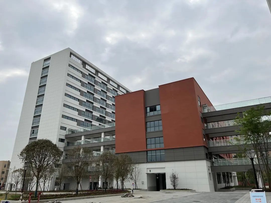 成都这所学校今秋投用学费全免