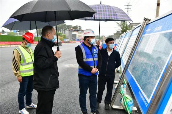 廖伟东(左二)在城南新区调研廖伟东对忻城县积极克服疫情影响,大力