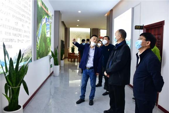 廖伟东(右二)在广西义来建材有限公司调研县委常委,副县长麦加龙参加