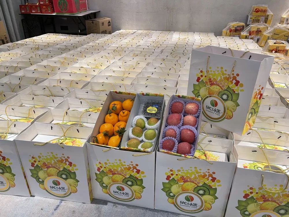 3月28日21点,绿叶水果总经理唐红带领员工,连夜将680份新鲜水果送到