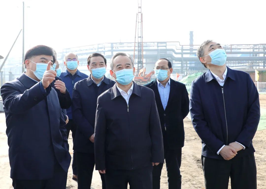 张岳峰坚持防控与发展两手抓两手硬