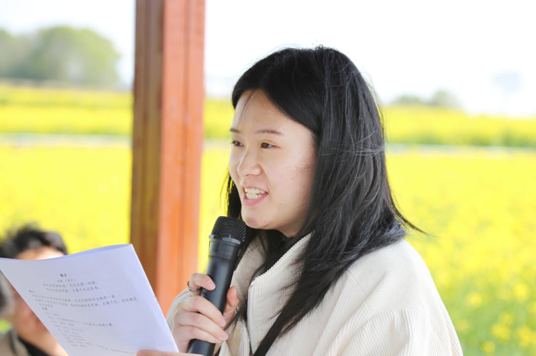 释志南这首诗,话语清醇,从容不迫,描写杨柳婀娜,微