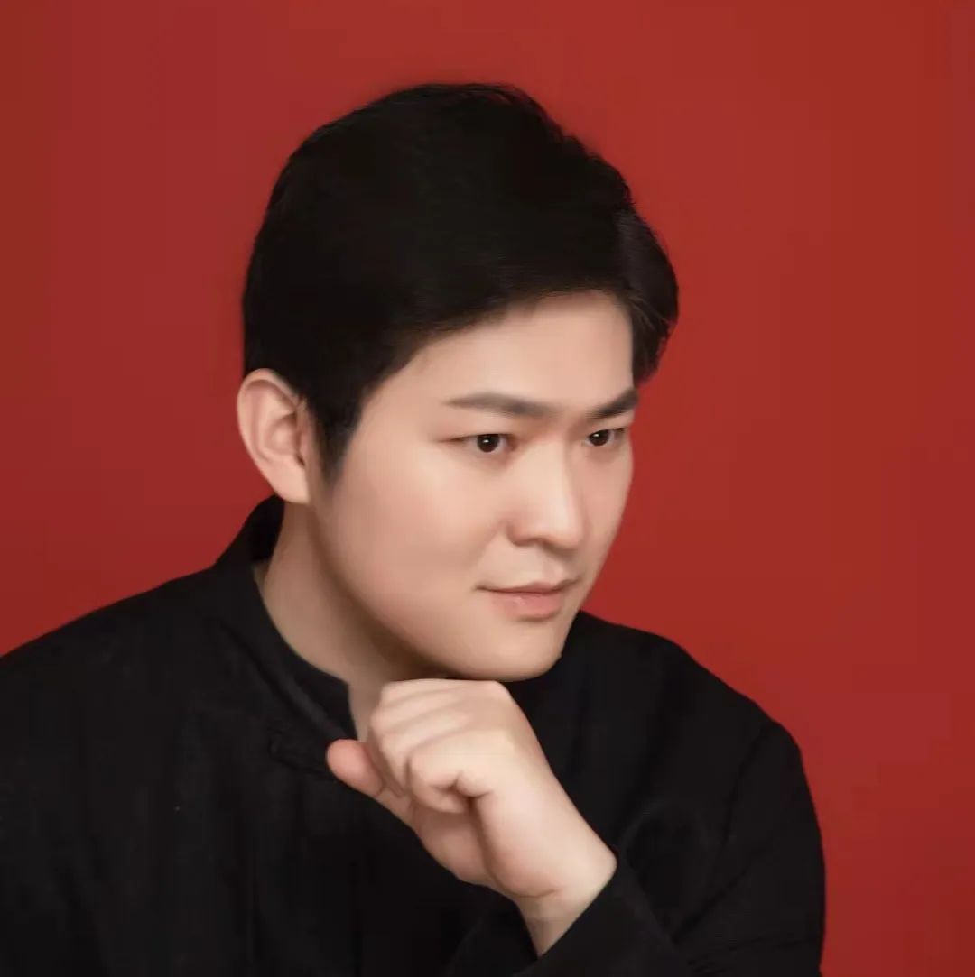 另一位演唱者徐皓也来自于上海市群众艺术馆，他是上海市群众艺术馆副研