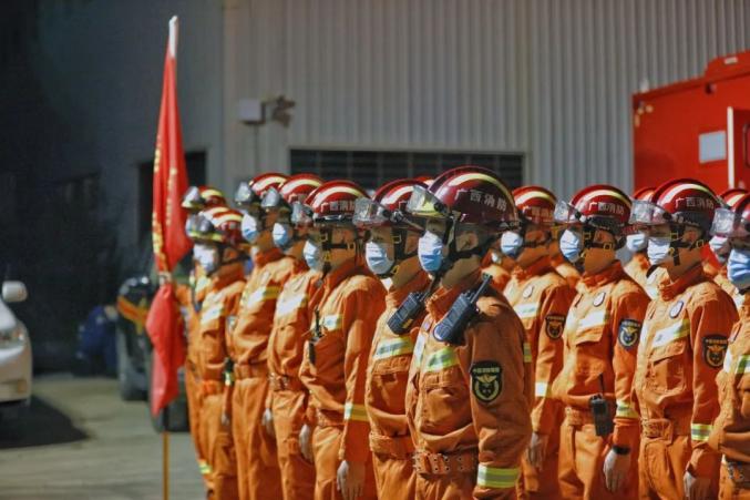 乐鱼全站app下载90后消防员回忆“东航失事飞机现场”：残片像雪花一样
